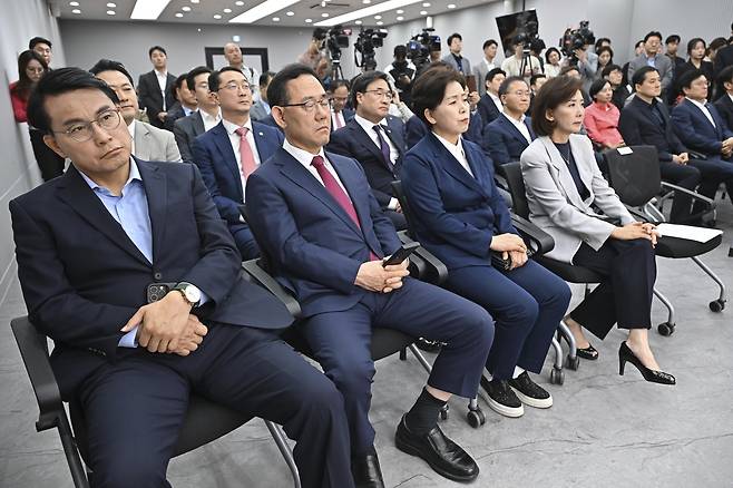 4일 서울 영등포구 중앙당사에서 열린 제21대 대통령선거 국민의힘 중앙선거대책위원회 해단식에 국민의힘 의원들이참석해 있다. [공동취재]