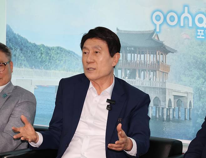 이강덕 포항시장이 4일 시청 브리핑룸에서 기자간담회를 열고 지역경제 활력 회복과 민생 안정을 위한 시정 운영 방향을 밝히고 있다.[포항시 제공]