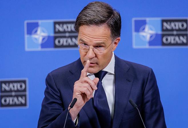 4일 벨기에 브뤼셀에 위치한 북대서양조약기구(NATO) 본부에서 마크 뤼터 나토 사무총장이 나토 국방장관 회의를 앞두고 언론 브리핑을 하고 있다. [EPA]