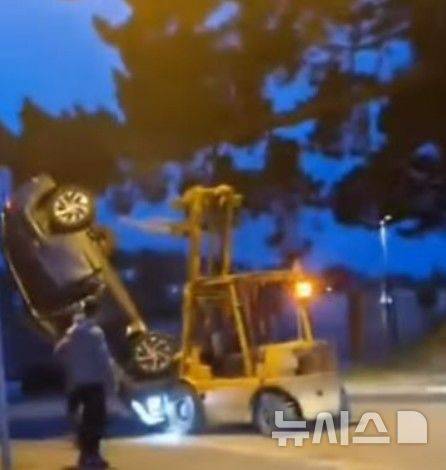 [뉴시스] 지난 30일 영국 데번주 뉴턴애벗에서 한 남성이 지게차를 몰고 차량 여러 대를 들이받는 난동을 벌이며 도심 한복판을 아수라장으로 만들었다. (사진=인스타그램) 2025.06.02.