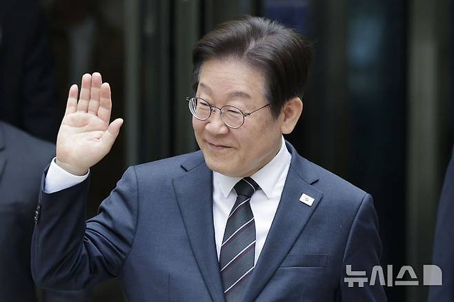 [서울=뉴시스] 최동준 기자 = 이재명 더불어민주당 대표가 25일 서울 서초구 서울중앙지방법원에서 열린 대장동 배임 및 성남FC 뇌물 의혹 오전 공판을 마친 뒤 법원을 나서며 지지자들에게 인사하고 있다. 2025.03.25. photocdj@newsis.com