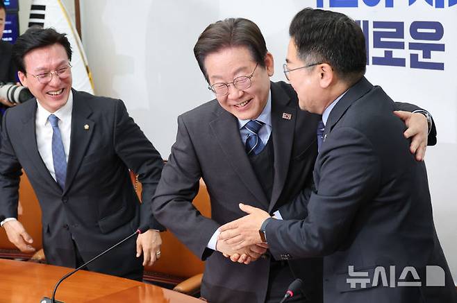 [서울=뉴시스] 권창회 기자 = 이재명 더불어민주당 대표가 9일 오전 서울 여의도 국회에서 열린 최고위원회의에서 당대표 사퇴 의사를 밝힌 뒤 박찬대 원내대표와 포옹하고 있다. 2025.04.09. kch0523@newsis.com