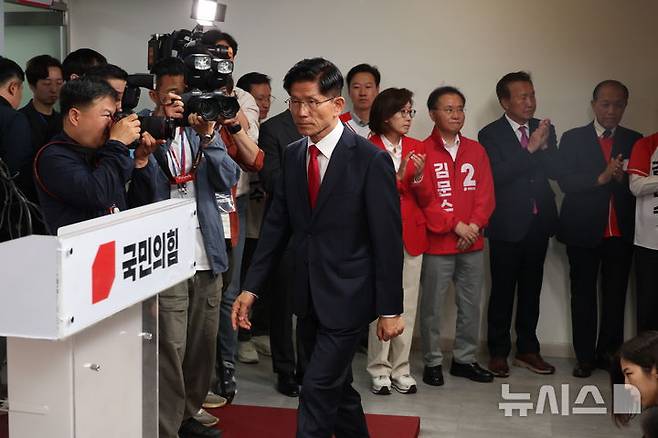 [서울=뉴시스] 고승민 기자 = 김문수 국민의힘 대선 후보가 4일 서울 여의도 당사에서 대선 승복 기자회견을 하고 있다. 2025.06.04. kkssmm99@newsis.com