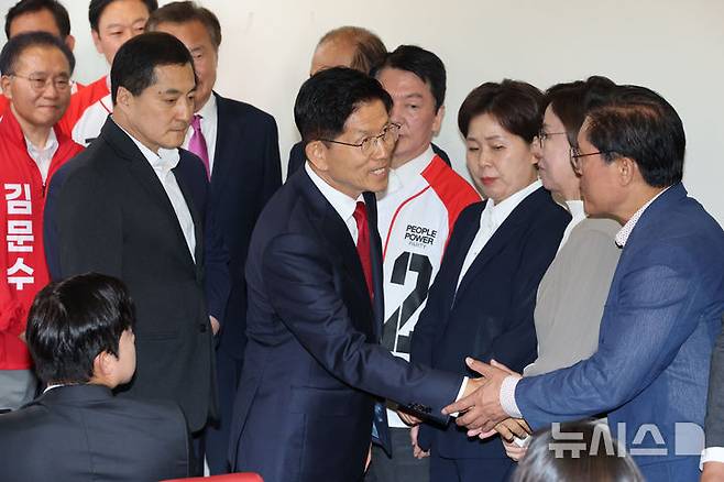 [서울=뉴시스] 고승민 기자 = 김문수 국민의힘 대선 후보가 4일 서울 여의도 당사에서 대선 승복 기자회견을 마친 뒤 의원들과 인사하고 있다. (공동취재) 2025.06.04. photo@newsis.com