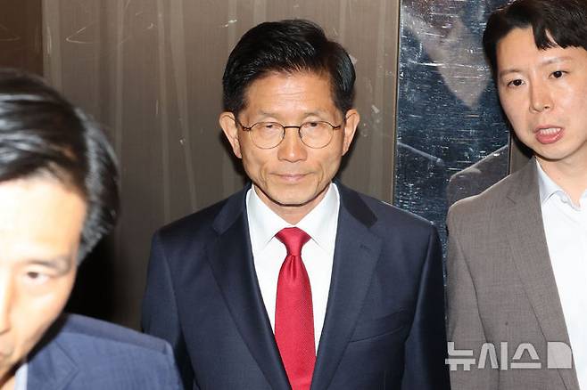 [서울=뉴시스] 고승민 기자 = 김문수 국민의힘 대선 후보가 4일 서울 여의도 당사에서 대선 승복 기자회견을 마친 뒤 엘리베이터에 탑승해 있다. (공동취재) 2025.06.04. photo@newsis.com