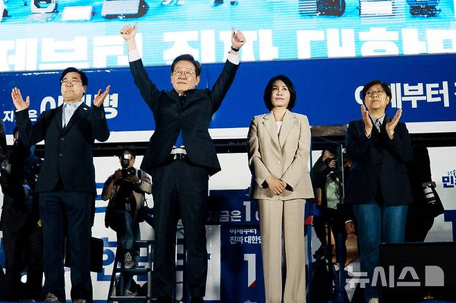 [서울=뉴시스] 조성우 기자 = 이재명 대통령과 김혜경 여사가 4일 오전 서울 여의도 국회 앞에서 열린 국민 개표방송 행사에서 시민들을 향해 인사하고 있다. (공동취재) 2025.06.04. photo@newsis.com