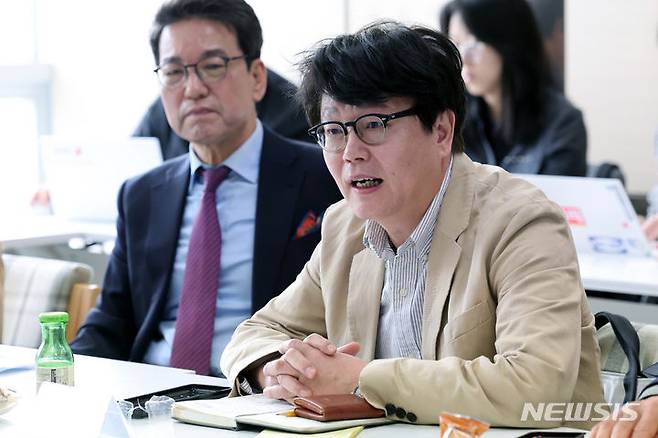 [서울=뉴시스] 박진희 기자 = 이광호(오른쪽) 한국출판인회의 회장 겸 문학과지성사 대표가 26일 서울 마포구 한국출판문화산업진흥원 서울사무소에서 유인촌 문화체육관광부 장관과 간담회를 하고 있다. 이날 간담회에는 김윤경 김영사 편집이사, 조윤성 시공사 대표, 이광호 문학과지성사 대표, 김선식 대산북스 대표, 김태헌 한빛미디어 대표, 신동해 웅진씽크빅 본부장이 참석했다. 2024.04.26. pak7130@newsis.com