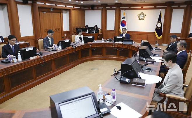 [과천=뉴시스] 김근수 기자 = 노태악 중앙선거관리위원장이 4일 오전 경기 과천시 중앙선거관리위원회 회의실에서 열린 제21대 대통령 당선인 결정 위한 전체 위원회에서 당선인 결정안을 상정하고 있다. 2025.06.04. ks@newsis.com