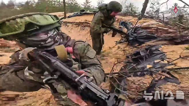 [우크라이나=AP/뉴시스] 러시아 국방부가 배포한 영상 사진에 지난달 21일(현지 시각) 우크라이나 비공개 장소에서 러시아 군인들이 전투 훈련을 하고 있다. 러시아군의 사상자가 우크라이나 침공 이래 100만 명에 달한다. 2025.6.4.