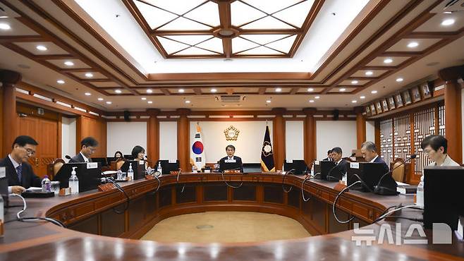 [과천=뉴시스] 김근수 기자 = 노태악 중앙선거관리위원장이 4일 오전 경기 과천시 중앙선거관리위원회 회의실에서 열린 제21대 대통령 당선인 결정 위한 전체 위원회에서 당선인 결정안을 상정하고 있다. 2025.06.04. ks@newsis.com