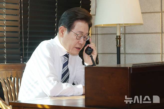 [인천=뉴시스] 최진석 기자 = 이재명 대통령이 4일 인천 계양구 사저에서 김명수 합동참모본부 의장으로부터 군 통수권 이양 보고를 받고 있다. (대통령실통신사진기자단) 2025.06.04. myjs@newsis.com