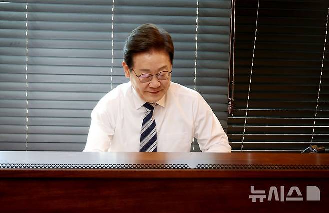 [인천=뉴시스] 최진석 기자 = 이재명 대통령이 4일 인천 계양구 사저에서 김명수 합동참모본부 의장으로부터 군 통수권 이양 보고받을 준비를 하고 있다. (대통령실통신사진기자단) 2025.06.04. myjs@newsis.com