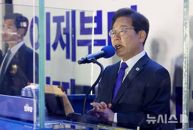 [서울=뉴시스] 조성우 기자 = 이재명 대통령이 4일 오전 서울 여의도 국회 앞에서 열린 국민 개표방송 행사에서 발언하고 있다. (공동취재) 2025.06.04. photo@newsis.com