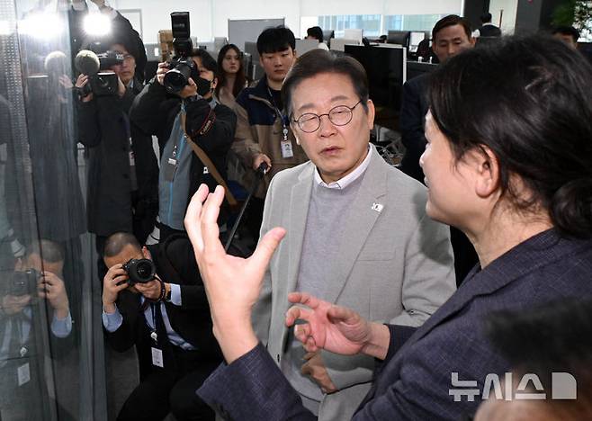 [서울=뉴시스] 국회사진기자단 = 제21대 대통령 선거 출마를 선언한 이재명(왼쪽) 더불어민주당 전 대표가 14일 서울 강남구 퓨리오사AI에서 백준호 퓨리오사AI 대표의 설명을 듣고 있다. 2025.04.14. photo@newsis.com