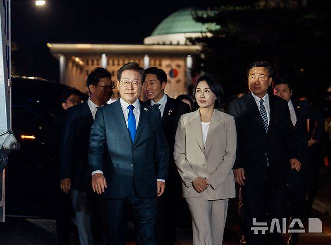 [서울=뉴시스] 조성우 기자 = 이재명 대통령과 김혜경 여사가 4일 오전 서울 여의도 국회 앞에서 열린 국민 개표방송 행사에서 이동하고 있다. (공동취재) 2025.06.04. photo@newsis.com