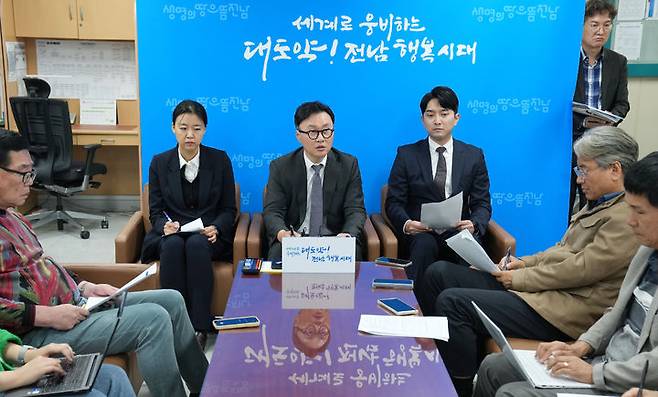 [무안=뉴시스] 송창헌 기자 =  전남 국립 의과대학 정부 추천 용역주관사인 A.T커니코리아와 법무법인 지평 관계자들이 22일 전남도청에서 기자간담회를 열고 정부 추천 용역 추진 일정 등을 설명하고 있다. (사진=전남도 제공) 2024.10.22 photo@newsis.com *재판매 및 DB 금지