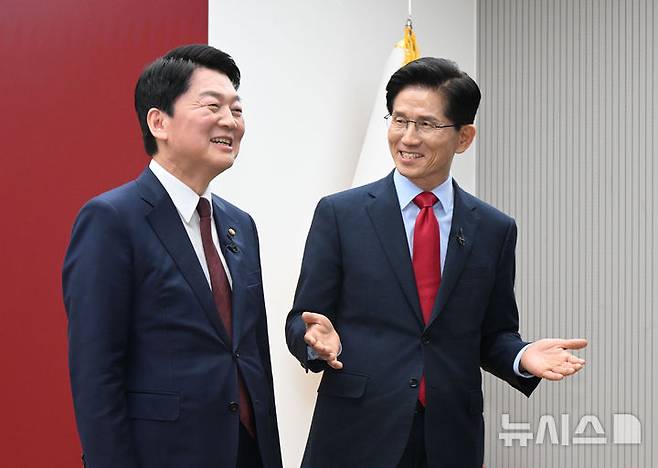 [서울=뉴시스] 국회사진기자단 = 안철수(왼쪽) 제21대 대통령 선거 국민의힘 경선 후보가 23일 오후 서울 여의도 국민의힘 중앙당사에서 열린 2차 경선토론회 미디어데이에서 김문수 후보를 맞수토론 상대로 지목한 뒤 기념촬영하고 있다. 2025.04.23. photo@newsis.com