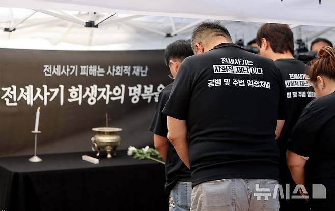 [대구=뉴시스] 이무열 기자 = 2일 대구 중구 동성로에 설치된 대구 전세사기 희생자 1주기 추모 분향소에서 전세사기·깡통전세 피해 대구 대책위원회, 전세사기 대구 피해자 모임 관계자들이 희생자를 추모하고 있다. 2025.05.02. lmy@newsis.com