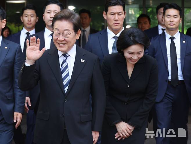 [인천=뉴시스] 최진석 기자 = 이재명 대통령과 김혜경 여사가 4일 인천 계양구 사저를 나서며 주민들을 향해 인사하고 있다. (대통령실통신사진기자단) 2025.06.04. myjs@newsis.com