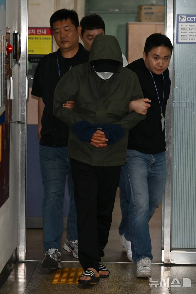 [광주=뉴시스] 박기웅 기자 = 아내와 두 아들을 태운 차량을 몰고 바다로 돌진해 숨지게 한 혐의(살인·자살방조)를 받는 가장 A(49)씨가 4일 오전 광주 북구 북부경찰서에서 구속 전 피의자 심문(영장실질심사)을 받기 위해 이동하고 있다. A씨는 지난 1일 오전 1시12분께 전남 진도군의 한 선착장에서 동갑내기 아내와 두 아들(18·16)에게 수면제를 먹게 한 뒤 승용차를 몰고 바다로 돌진, 숨지게 한 뒤 홀로 빠져나와 도주하던 중 긴급체포됐다. 2025.06.04. pboxer@newsis.com