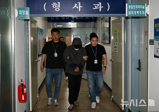 [광주=뉴시스] 박기웅 기자 = 아내와 두 아들을 태운 차량을 몰고 바다로 돌진해 숨지게 한 혐의(살인·자살방조)를 받는 가장 A(49)씨가 4일 오전 광주 북구 북부경찰서에서 구속 전 피의자 심문(영장실질심사)을 받기 위해 이동하고 있다. A씨는 지난 1일 오전 1시12분께 전남 진도군의 한 선착장에서 동갑내기 아내와 두 아들(18·16)에게 수면제를 먹게 한 뒤 승용차를 몰고 바다로 돌진, 숨지게 한 뒤 홀로 빠져나와 도주하던 중 긴급체포됐다. 2025.06.04. pboxer@newsis.com