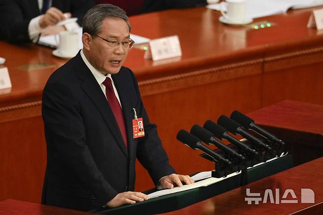 [베이징=AP/뉴시스] 리창 중국 총리가 도널드 트럼프 미국 행정부의 고율 관세 조치에 대해 "세계 각국에 대한 도전"이라며 "중국과 일본은 더욱 협력해 이에 맞서야 한다”고 밝혔다. 사진은 리 총리가 지난 3월5일 중국 베이징 인민대회당에서 열린 전국인민대표대회(NPC·전인대) 개막식에서 업무 보고를 하고 있는 모습. 2025.03.05.