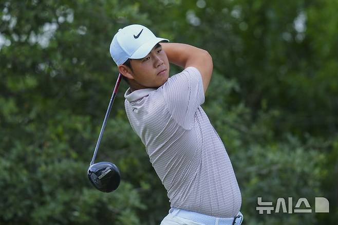 [포트워스=AP/뉴시스] 김주형이 22일(현지 시간) 미 텍사스주 포트워스의 콜로니얼 컨트리클럽에서 열린 미국프로골프(PGA) 투어 찰스 슈왑 챌린지 첫날 9번 홀에서 티샷하고 있다. 김주형은 이븐파(70타) 공동 57위를 기록했다. 2025.05.23.