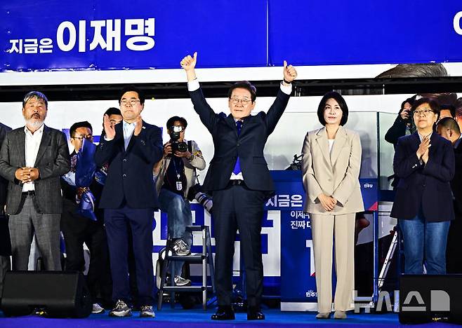 [서울=뉴시스] 조성우 기자 = 이재명 대통령이  4일 오전 서울 여의도 국회 앞에서 열린 국민 개표방송 행사에서 시민들에게 인사하고 있다. (공동취재) 2025.06.04. photo@newsis.com