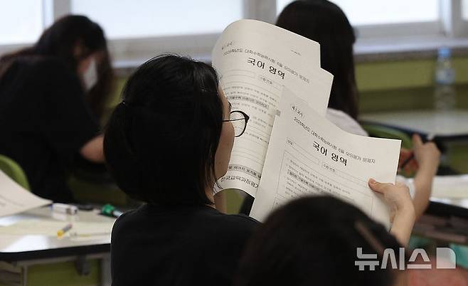 [대구=뉴시스] 이무열 기자 = 2026학년도 대학수학능력시험 6월 모의평가가 실시된 4일 대구 수성구 대구여자고등학교에서 3학년 학생들이 문제지를 배부받고 있다. 2025.06.04. lmy@newsis.com