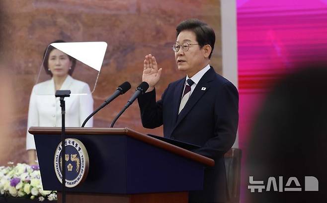 [서울=뉴시스] 국회사진기자단 =  이재명 제21대 대통령이 4일 오전 서울 여의도 국회 로텐더 홀에서 열린 취임식에서 취임선서를 하고 있다. 2025.06.04. photo@newsis.com