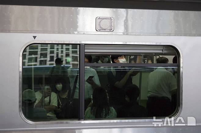 [도쿄=AP/뉴시스]2022년 7월27일 도쿄의 지하철 모습. 2025.6.4<font style="vertical-align: inherit;"><font style="vertical-align: inherit;"></font></font>