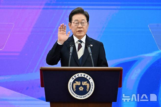 [서울=뉴시스] 국회사진기자단 = 제21대 대한민국 대통령으로 취임한 이재명 대통령이 4일 오전 국회 로텐더홀에서 취임선서를 하고 있다.2025.06.04. photo@newsis.com