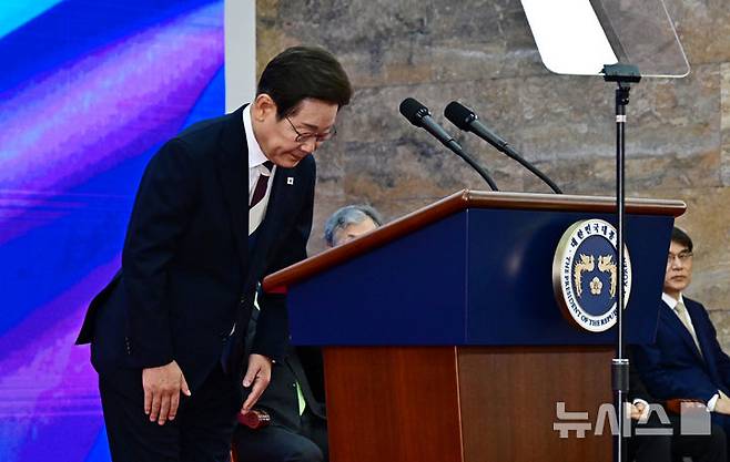 [서울=뉴시스] 국회사진기자단 = 이재명 대통령이 4일 오전 서울 여의도 국회 로텐더홀에서 열린 취임선서에 앞서 인사하고 있다. 2025.06.04. photo@newsis.com