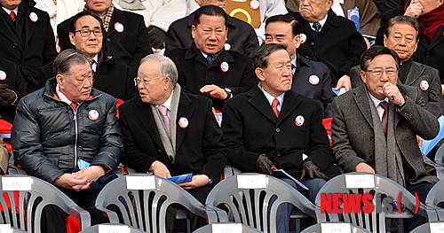 【서울=뉴시스】권주훈 기자 = 25일 오전 서울 여의도 국회의사당 광장에서 열린 박근혜 18대 대통령 취임식에서 허창수 전경련 회장, 손경식 대한상의 회장, 정몽구 현대기아차그룹 회장 등 경제계 인사들이 참석해 나란히 앉아 있다. joo2821@newsis.com
