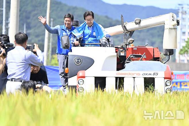[곡성=뉴시스] 박기웅 기자 = 이재명 대통령이 더불어민주당 대표 시절 전남 곡성군 석곡농협 백세미방앗간을 방문해 백세미 수확 시연을 하고 있다. 2024.09.24. pboxer@newsis.com