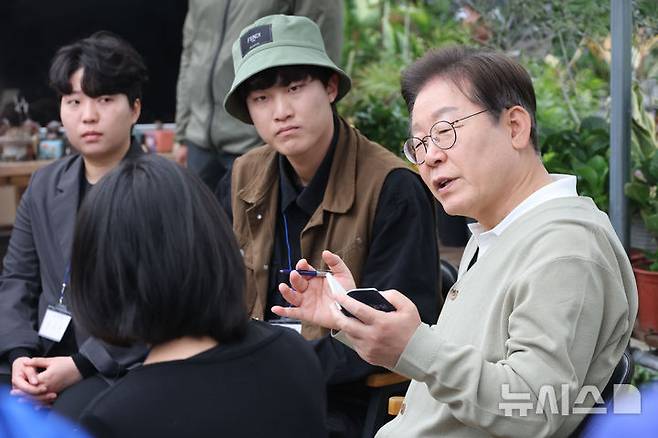 [보은=뉴시스] 조성봉 기자 = 이재명 대통령이 더불어민주당 대선후보 시절  충북 보은군 화훼농원 숲결에서 청년 농업인들과 간담회를 하고 있다. (공동취재) 2025.05.06. photo@newsis.com