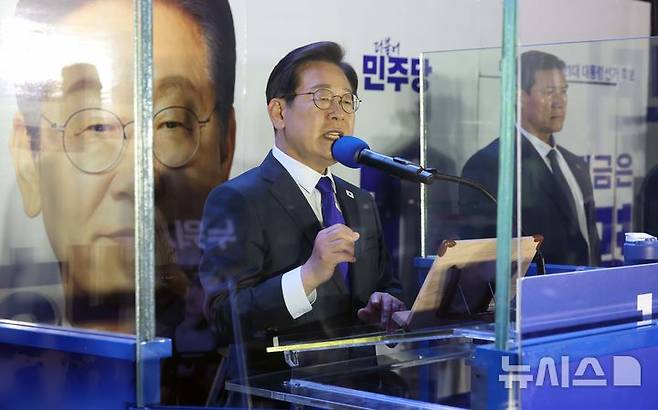 [서울=뉴시스] 조성우 기자 = 이재명 대통령이 4일 오전 서울 여의도 국회 앞에서 열린 국민 개표방송 행사에서 발언하고 있다. (공동취재) 2025.06.04. photo@newsis.com