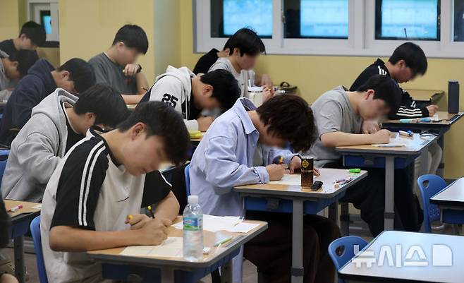[서울=뉴시스] 이영환 기자 = 재수생들이 2026학년도 대학수학능력시험 6월 평가원 모의고사 시행일인 4일 오전 서울 양천구 종로학원 고사실에서 답안지를 작성하고 있다. (공동취재) 2025.06.04. photo@newsis.com