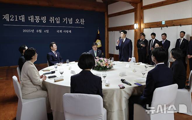 [서울=뉴시스] 국회사진기자단 = 김용태 국민의힘 비상대책위원장이 4일 오후 서울 여의도 국회 사랑재에서 열린 제21대 대통령 취임 기념 오찬에 참석해 발언하고 있다. 2025.06.04. photo@newsis.com