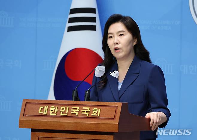 [서울=뉴시스] 고승민 기자 = 강유정 더불어민주당 원내대변인이 지난해 6월 16일 서울 여의도 국회 소통관에서 국민의힘 상임위 거부 및 대법관 후보 발표 관련 브리핑을 하고 있다. 2024.06.16. kkssmm99@newsis.com