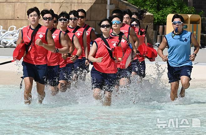 [용인=뉴시스] 김종택 기자 = 본격적인 물놀이철을 앞두고 4일 경기 용인시 에버랜드 캐리비안 베이에서 라이프가드(수상안전요원)들이 체력단련을 하고 있다. 캐리비안 베이는 오는 6일 타워부메랑고, 타워래프트 등 야외 물놀이 시설을 순차적으로 오픈할 예정이다. 2025.06.04. jtk@newsis.com