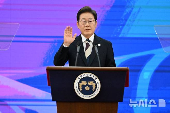 [서울=뉴시스] 국회사진기자단 = 제21대 대한민국 대통령으로 취임한 이재명 대통령이 4일 오전 국회 로텐더홀에서 취임선서를 하고 있다.2025.06.04. photo@newsis.com