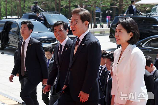 [서울=뉴시스] 조성우 기자 = 이재명 대통령이 취임 선서를 하기 위해 4일 오전 서울 여의도 국회에 들어서고 있다. 2025.06.04. xconfind@newsis.com