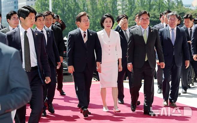 [서울=뉴시스] 국회사진기자단 = 이재명 대통령 내외가 영접 나온 우원식 국회의장과 함께 4일 취임 행사가 열리는 서울 여의도 국회 본청으로 들어서고 있다. 2025.06.04. photo@newsis.com