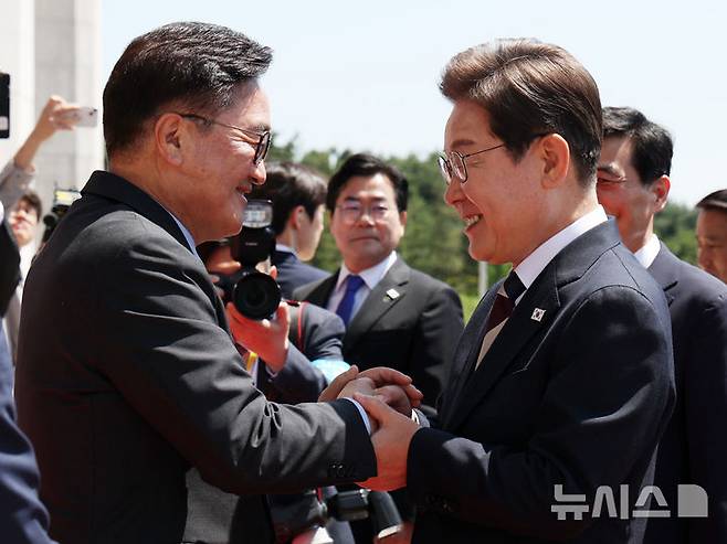 [서울=뉴시스] 조성우 기자 = 이재명 대통령이 취임 선서를 하기 위해 4일 오전 서울 여의도 국회에 들어서며 우원식 국회의장과 악수하고 있다. 2025.06.04. xconfind@newsis.com