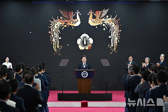 [서울=뉴시스] 국회사진기자단 = 제21대 대한민국 대통령으로 취임한 이재명 대통령이 4일 오전 국회 로텐더홀에서 취임사를 하고 있다.2025.06.04. photo@newsis.com