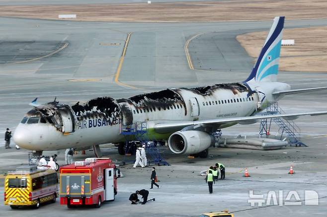 [부산=뉴시스] 하경민 기자 = 국토교통부 항공철도사고조사위원회와 프랑스 항공사고조사위원회가 31일 오전 부산 강서구 김해국제공항 에어부산 항공기 화재현장에서 합동감식 등 조사 일정을 결정하기 위한 사고기 위험관리평가를 하고 있다.   이 화재는 지난 28일 오후 10시26분께 김해국제공항 계류장에 있던 홍콩행 에어부산 BX391편 항공기(기종 A321) 후미 선반에서 발생해 약 1시간 만에 진화됐다. 불이 나자 승객 170명(탑승정비사 1명 포함), 승무원 6명 등 총 176명 전원이 무사히 탈출했다. 2025.01.31. yulnetphoto@newsis.com