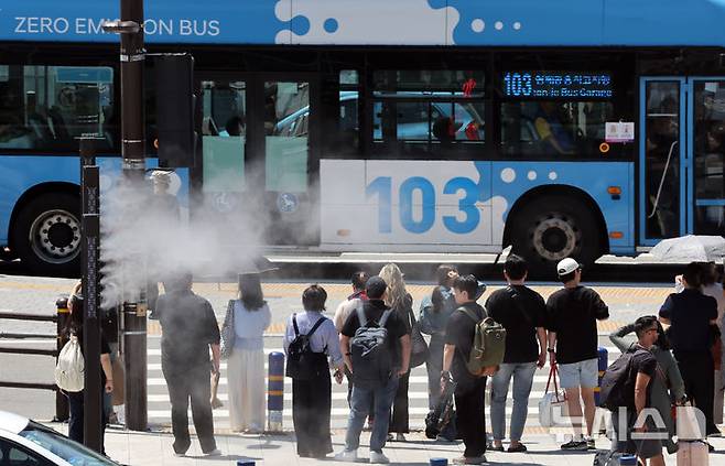 [부산=뉴시스] 하경민 기자 = 무더운 날씨를 보인 4일 부산 동구 부산역 광장 횡단보도 앞에서 신호를 기다리던 시민과 관광객들이 시원한 쿨링포그를 맞고 있다. 2025.06.04. yulnetphoto@newsis.com