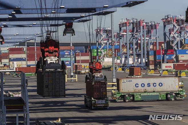 [롱비치(캘리포니아주)=AP/뉴시스]=미국 기업들이 글로벌 무역 전쟁의 여파로 물류비 증가, 공급망 혼란, 불확실한 소비자 수요 등 이른바 '삼중고'에 직면하고 있다. 사진은 미 캘리포니아주 롱비치항에 있는 컨테이너 터미널의 모습.