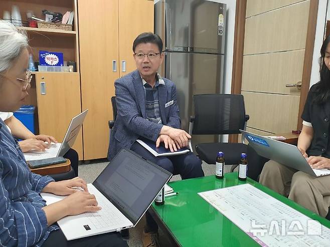 [창원=뉴시스] 강경국 기자 = 김만기 경남 창원시 교통건설국 버스운영과장이 4일 시청 프레스센터에서 시내버스 파업과 관련해 기자간담회를 갖고 있다. 2025.06.04. kgkang@newsis.com